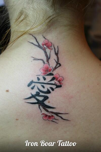 Tatu sakura na spine