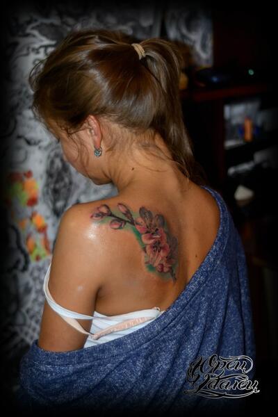 Tatu cvety na lopatke