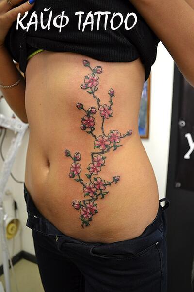 Tatu cvety na boku