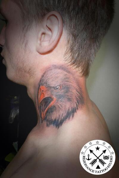 Tatu orel na shee