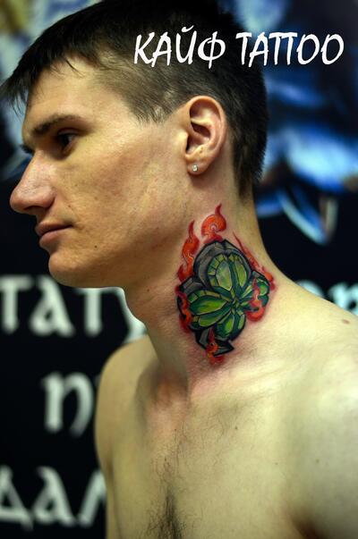 Tatu raznye na shee