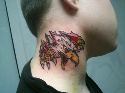 Tatu orel na shee