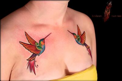 Tatu kolibri na grudi