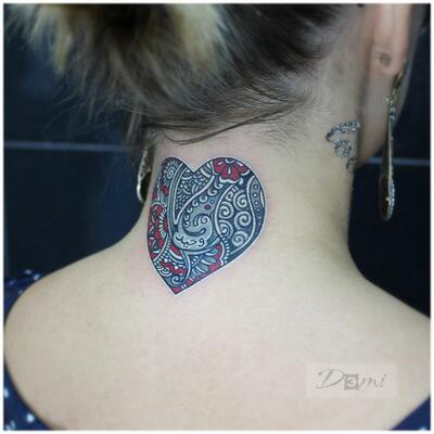 Tatu serdce na shee