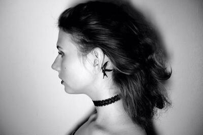 Tatu lastochki na shee