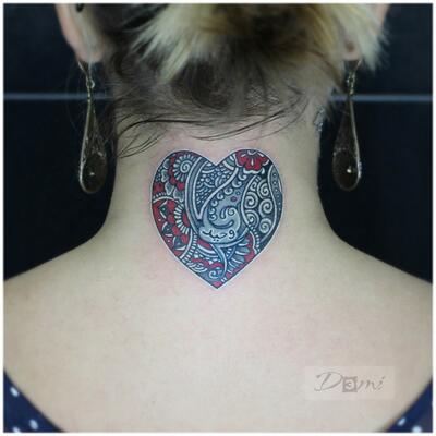 Tatu serdce na shee