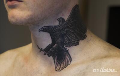 Tatu orel na shee