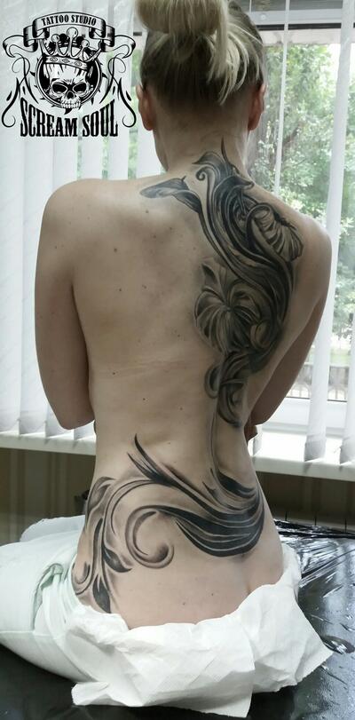 Tatu orhideya na spine