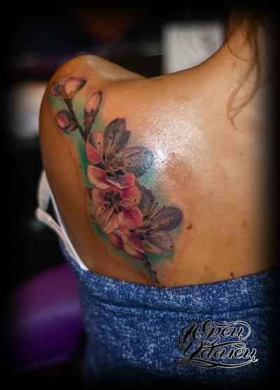 Tatu cvety na lopatke
