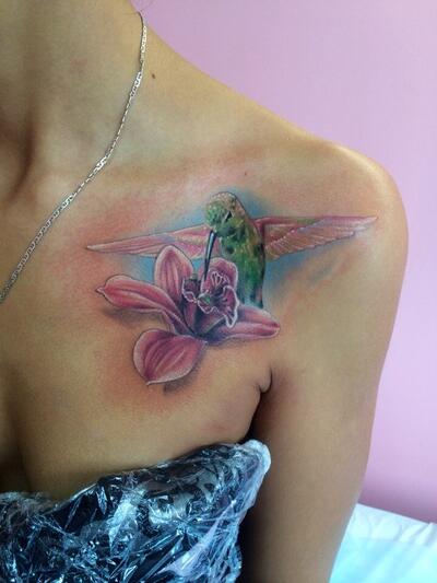 Tatu kolibri na grudi