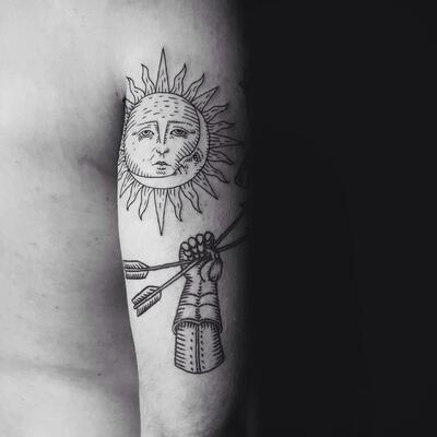 Tatu solnce na pleche