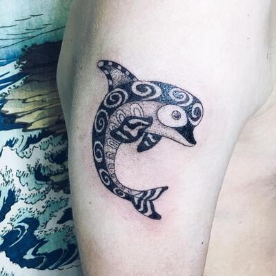 Tatu delfin na pleche