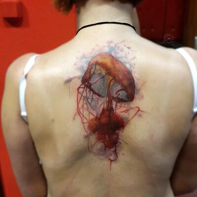 Tatu meduzy na spine