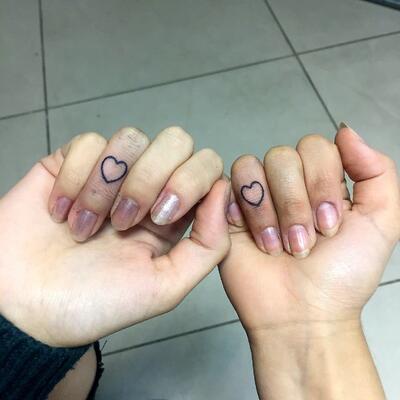 Tatu serdce na palcah
