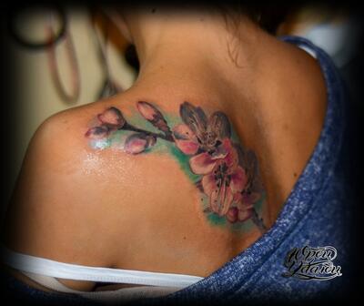 Tatu cvety na lopatke