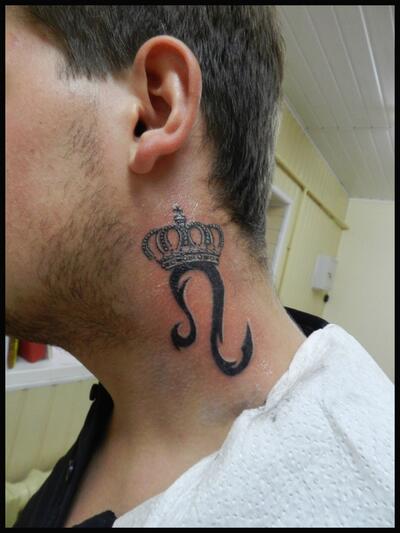 Tatu korony na shee