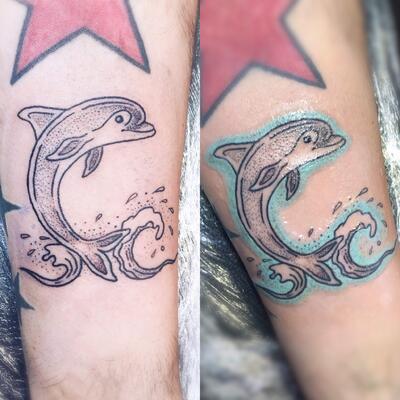Tatu delfin na ruke