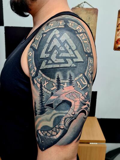 Topor i runy (cover up)