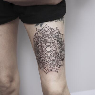 Tatu mandala ornament na noge