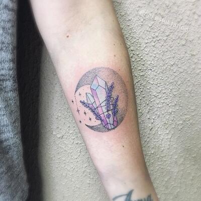 Tatu kristall lavanda na ruke