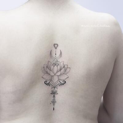 Tatu lotos na spine