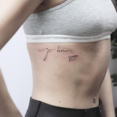 Tatu nadpis samolet na rebre