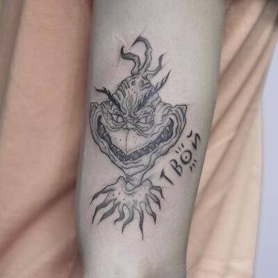 Tatu Grinch na ruke