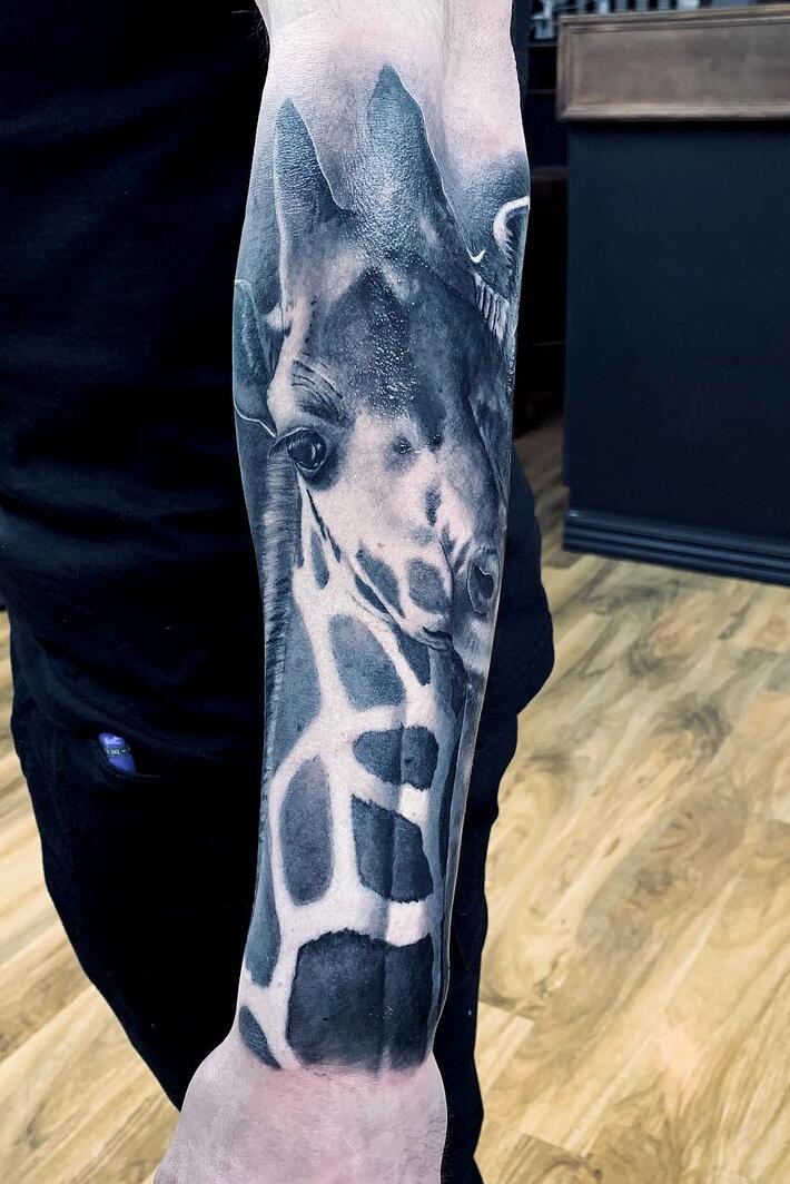   #giraffe #giraffetattoo #forearmtattoo #bishop #bishoprotary #bishopmaggi #silverback #silverbackink #hulltattoo #hulltattooists #uktattoo #uktattooist