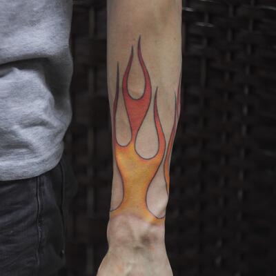 Tatu plamya na ruke