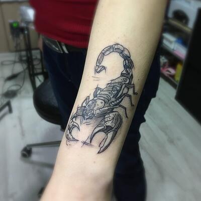 Tatu skorpion na ruke