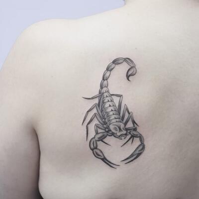 Tatu skorpion na lopatke