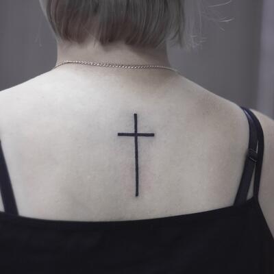 Tatu krest na spine