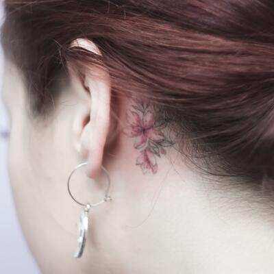 Tatu cvetok za uhom